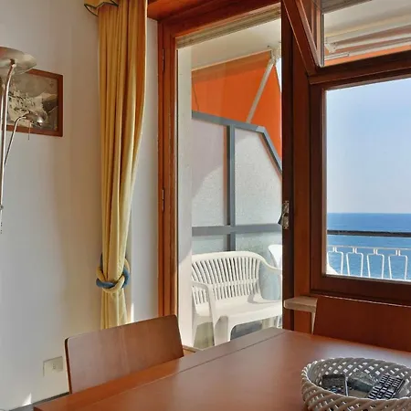 Apartment In Locazione Sul Mare Ad Ospedaletti Imperia