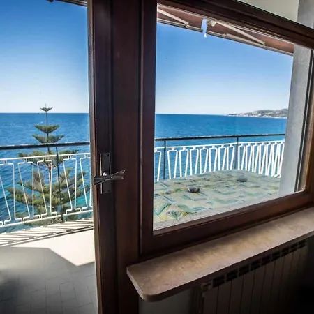 Apartment In Locazione Sul Mare Ad Ospedaletti *