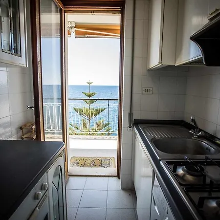Apartment In Locazione Sul Mare Ad Ospedaletti